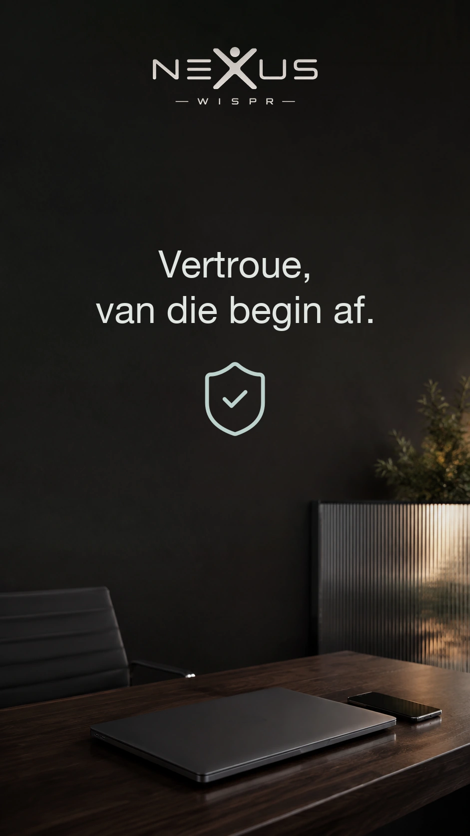 Die Nexus Wispr-logo en “Vertroue, van die begin af” bo ’n skild; ’n toe skootrekenaar en foon op die lessenaar.