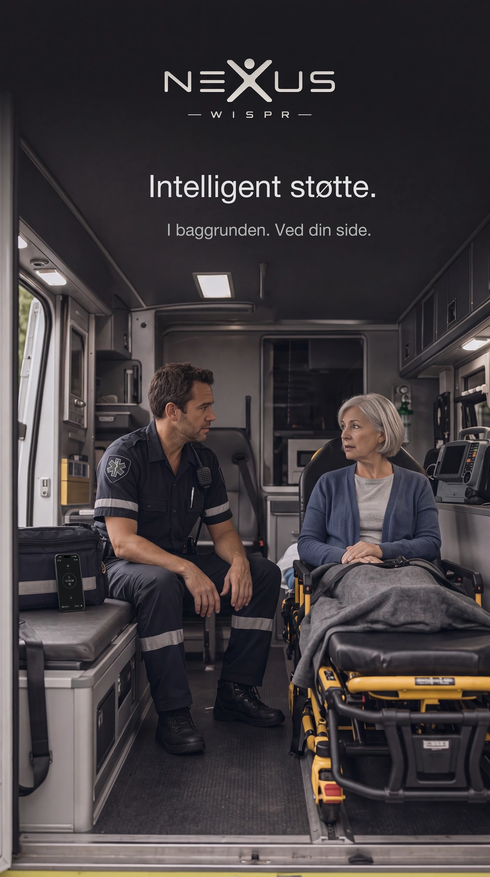 En ambulancebehandler taler med en patient i ambulancen, med Nexus Wispr i nærheden.