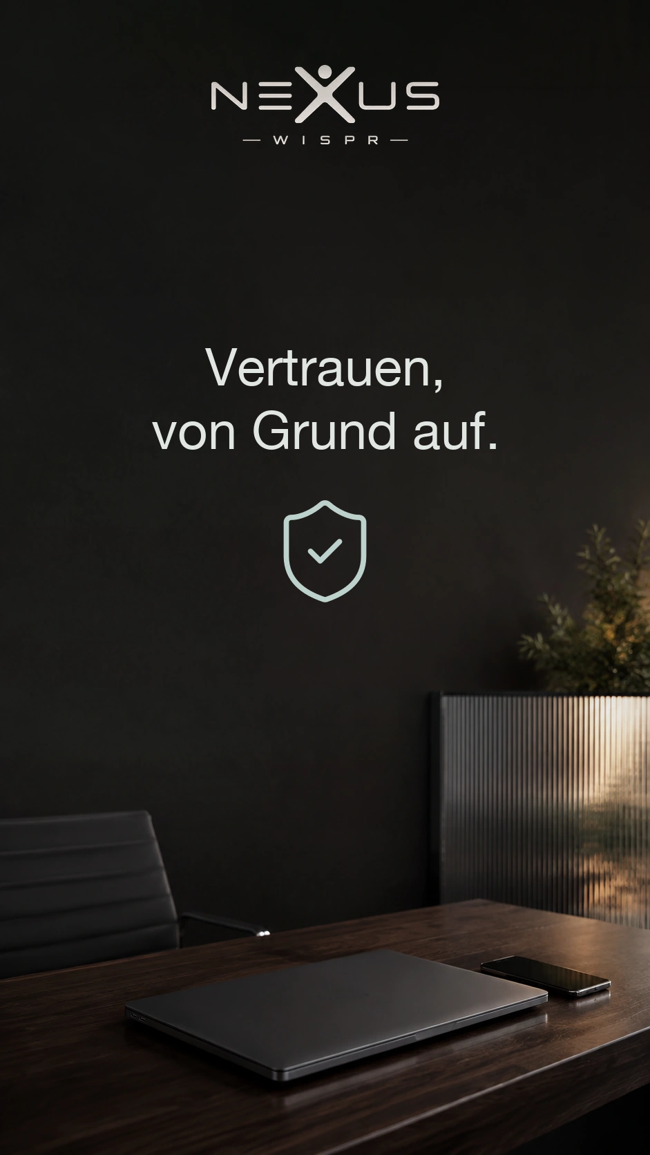 Das Nexus Wispr-Logo und „Vertrauen, von Grund auf.“ über einem Schutzschild; geschlossener Laptop und Smartphone auf dem Tisch.