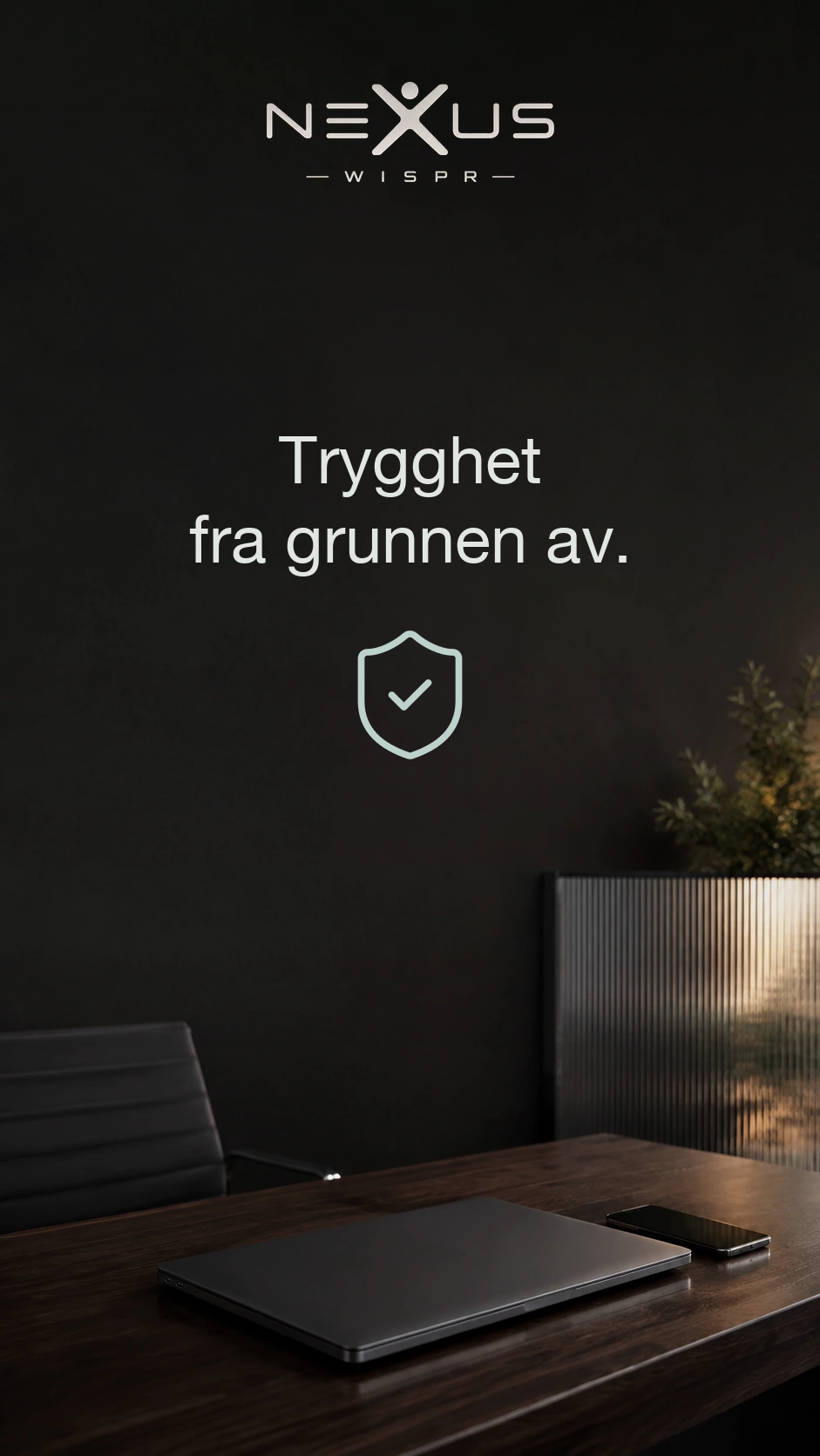Nexus Wispr-logoen og «Trygghet fra grunnen av» over et skjold; lukket bærbar datamaskin og telefon på bordet.
