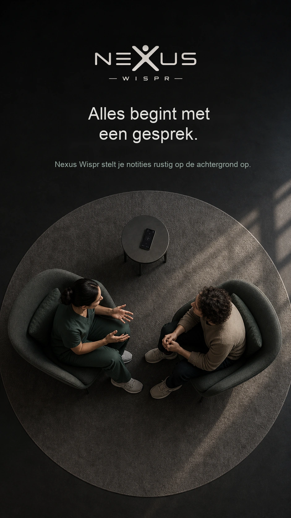 Een gesprek met een patiënt van bovenaf, met een opnemende telefoon op het tafeltje.