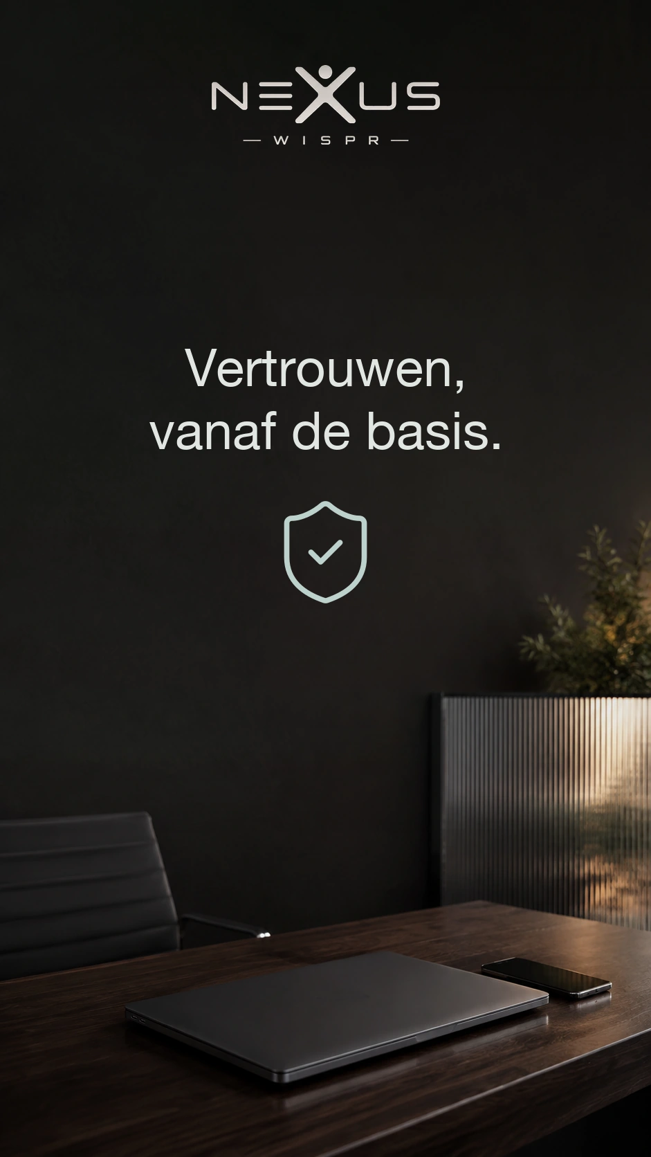 Het Nexus Wispr-logo en “Vertrouwen, vanaf de basis” boven een schild, met een gesloten laptop en telefoon op het bureau.