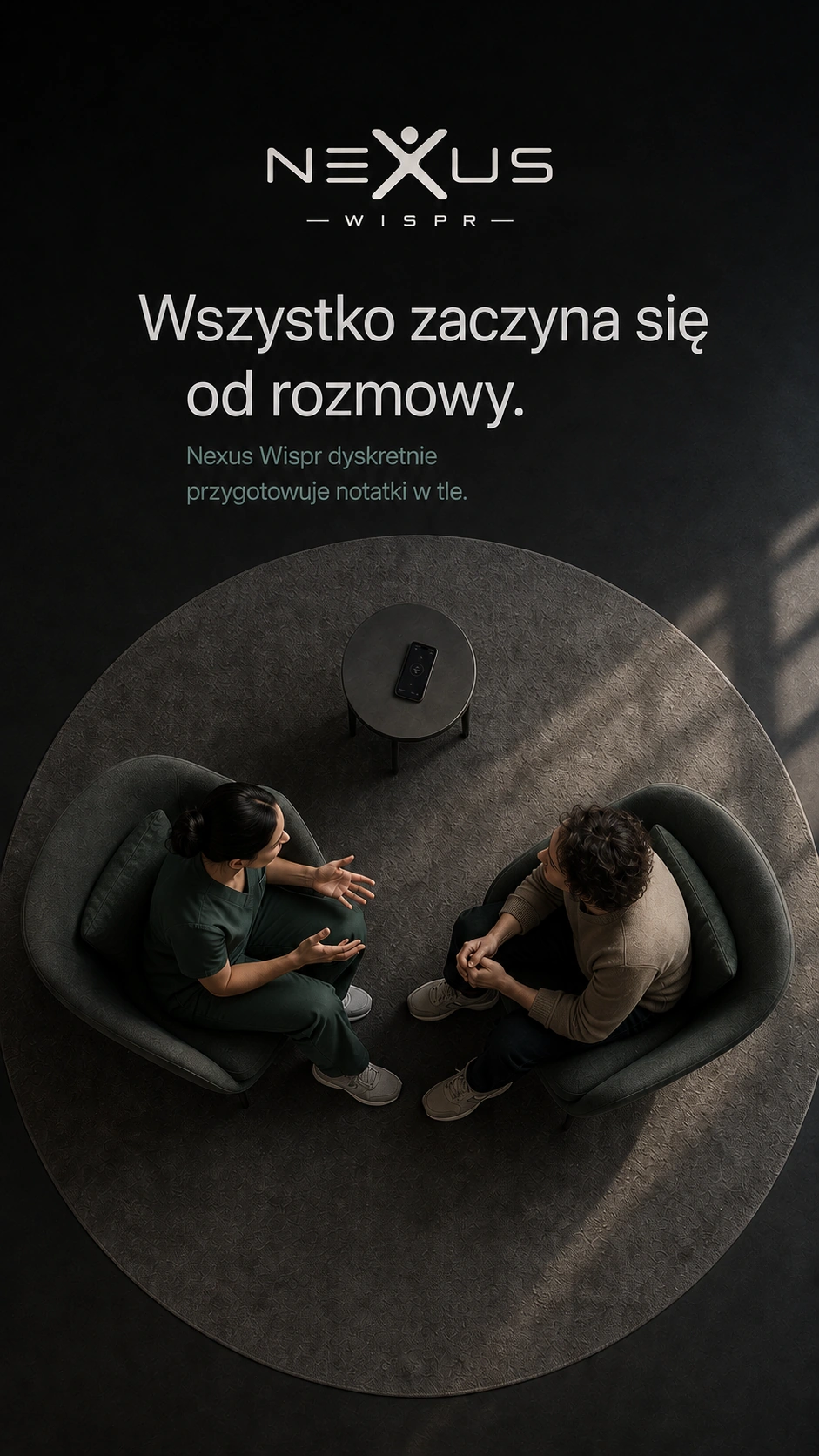 Widok z góry na rozmowę z pacjentem i telefon nagrywający na małym stoliku.