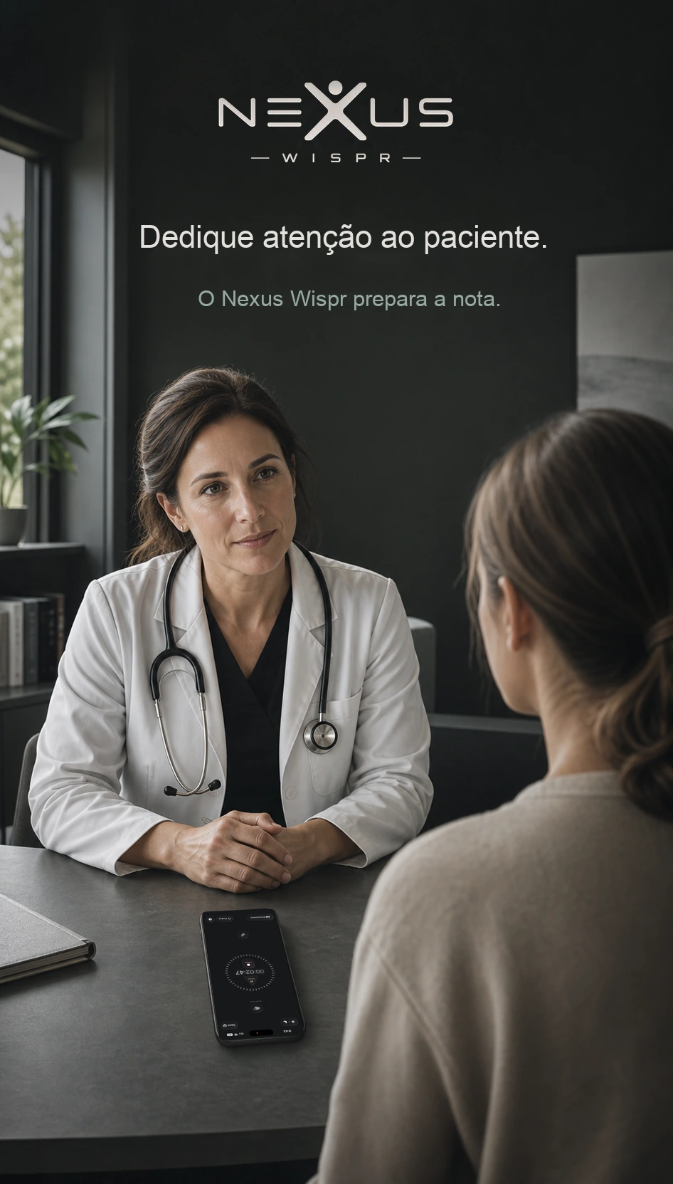 Um profissional de saúde ouve um paciente enquanto o Nexus Wispr grava sobre a mesa.