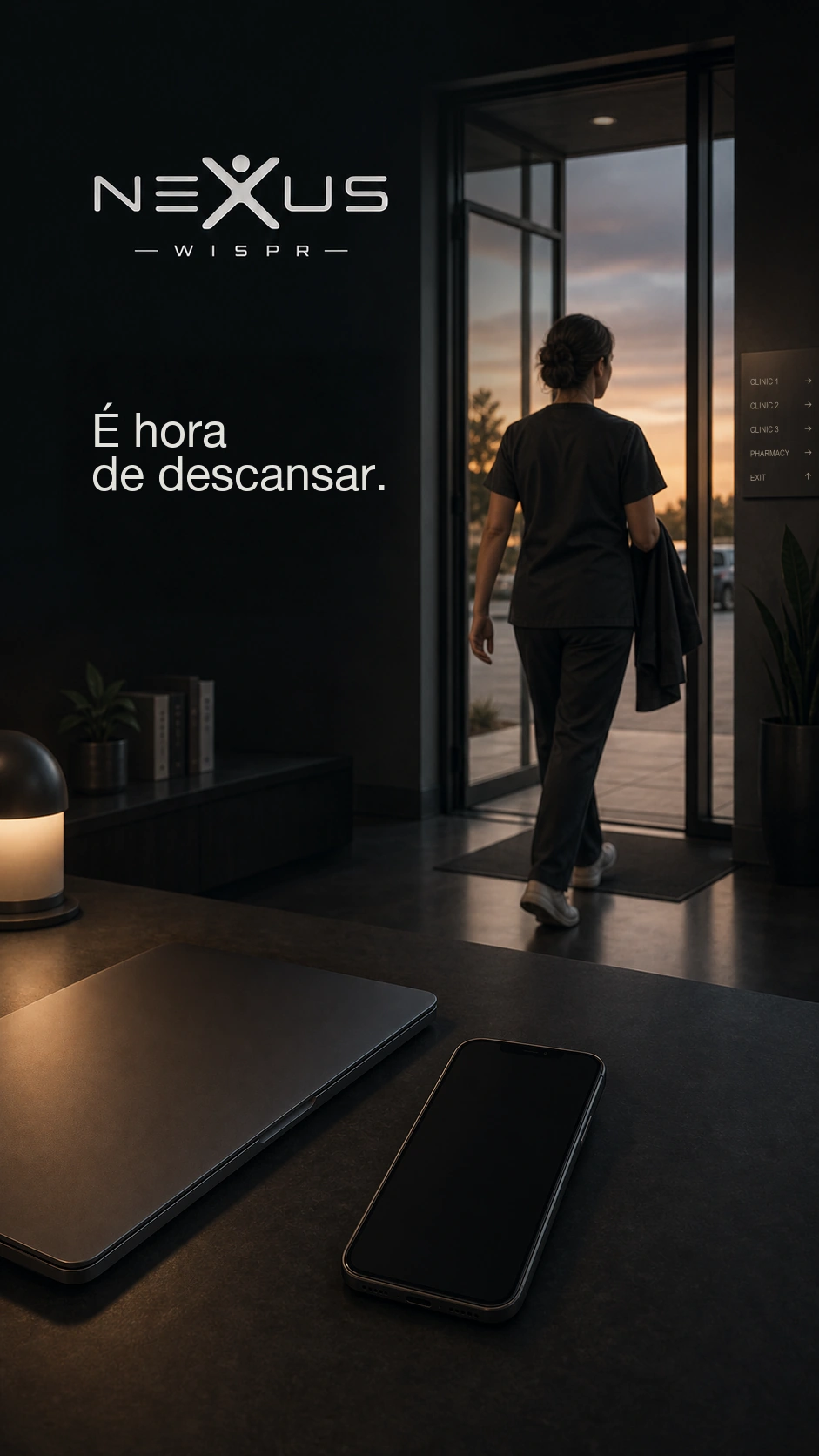Uma profissional de saúde sai da clínica ao pôr do sol; notebook fechado e celular sobre a mesa.