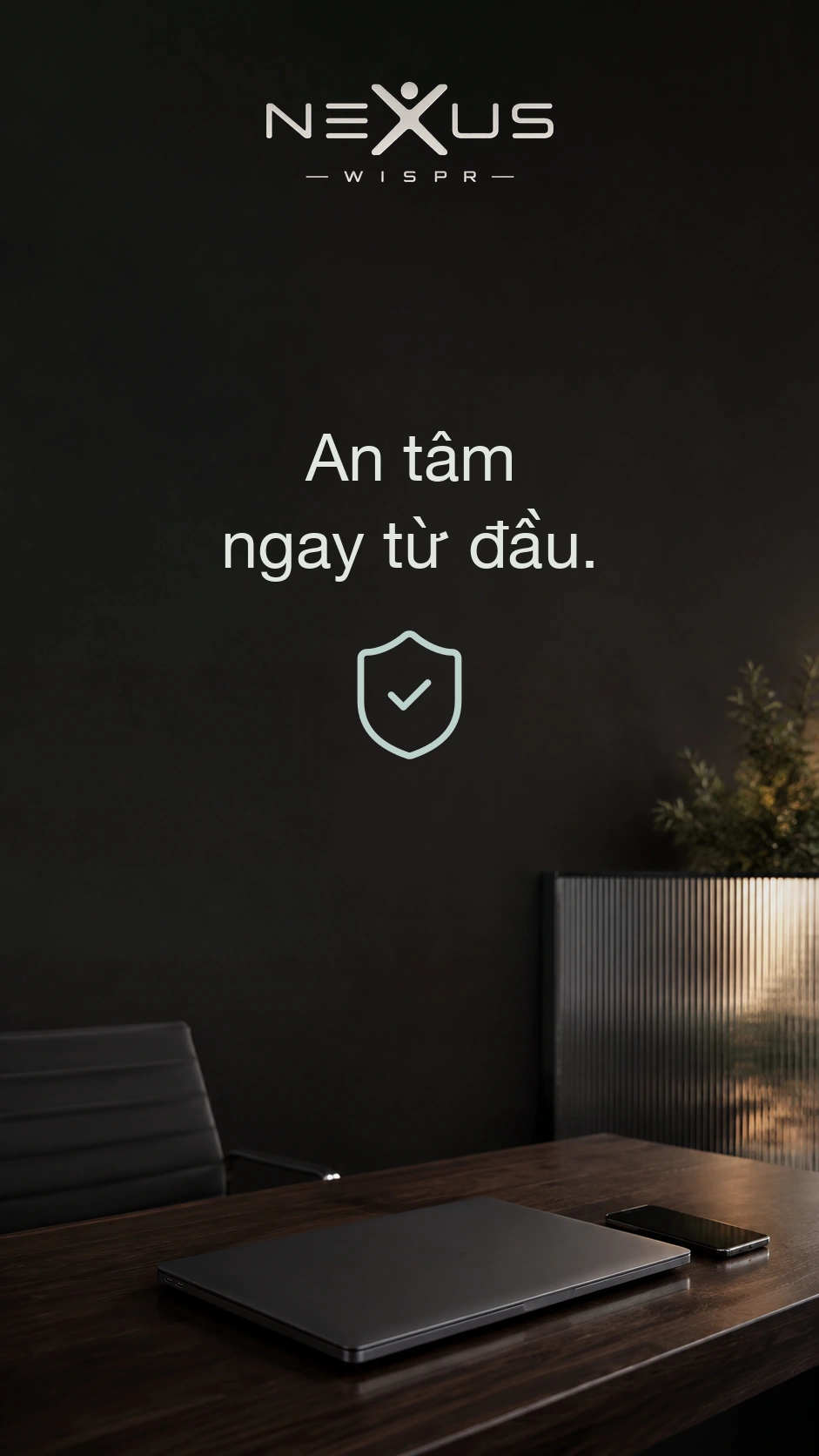 Logo Nexus Wispr và dòng chữ “An tâm ngay từ đầu” phía trên biểu tượng khiên; máy tính xách tay đóng và điện thoại trên bàn.